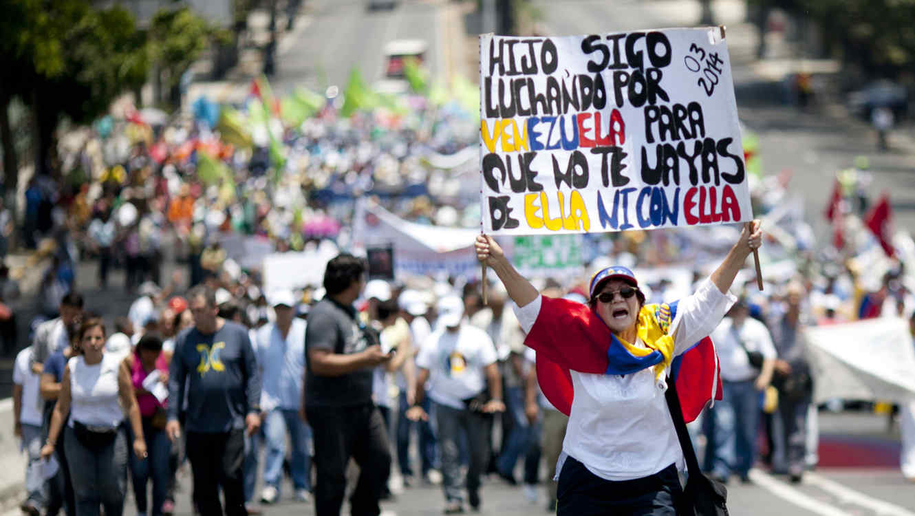 Con la bandera de Venezuela y carteles numeroso grupo de ciudadanos del